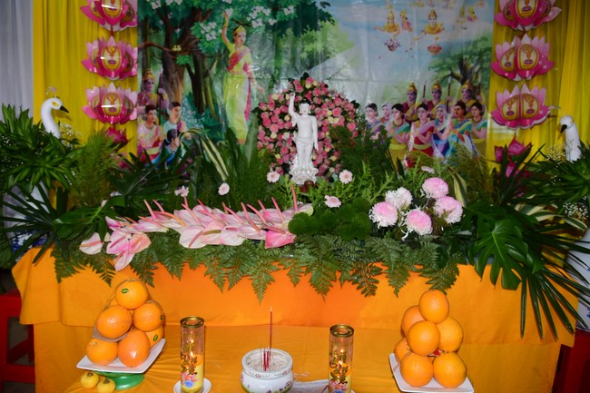 Trao gởi bằng tuyên dương cho Phật tử có thiết kế lễ đài, vườn Lâm-tỳ-ni