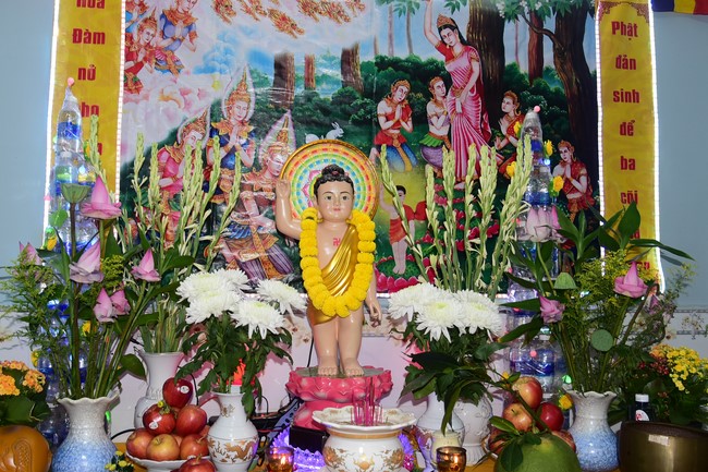 Trao gởi bằng tuyên dương cho Phật tử có thiết kế lễ đài, vườn Lâm-tỳ-ni