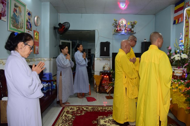 Trao gởi bằng tuyên dương cho Phật tử có thiết kế lễ đài, vườn Lâm-tỳ-ni