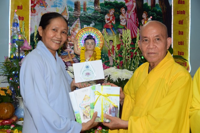 Trao gởi bằng tuyên dương cho Phật tử có thiết kế lễ đài, vườn Lâm-tỳ-ni