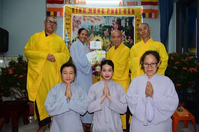 Trao gởi bằng tuyên dương cho Phật tử có thiết kế lễ đài, vườn Lâm-tỳ-ni