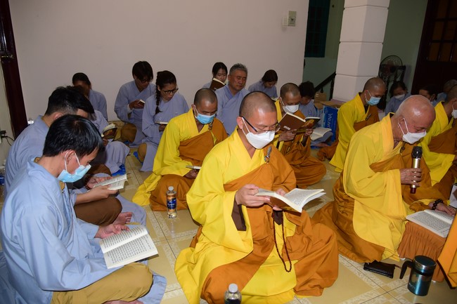 Trao gởi bằng tuyên dương cho Phật tử có thiết kế lễ đài, vườn Lâm-tỳ-ni