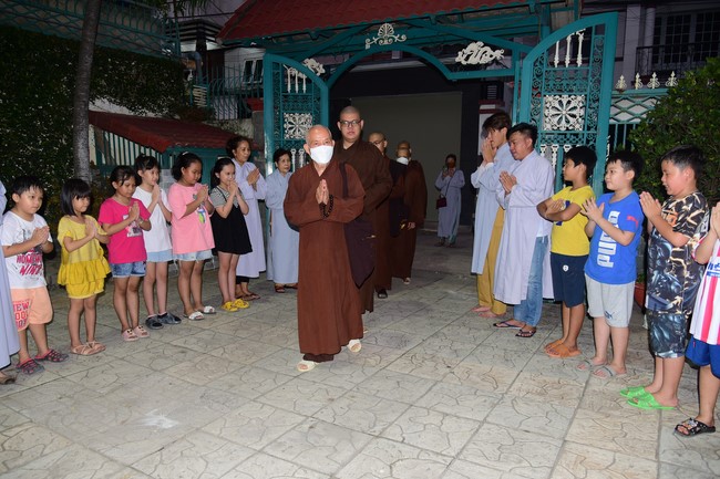 Trao gởi bằng tuyên dương cho Phật tử có thiết kế lễ đài, vườn Lâm-tỳ-ni