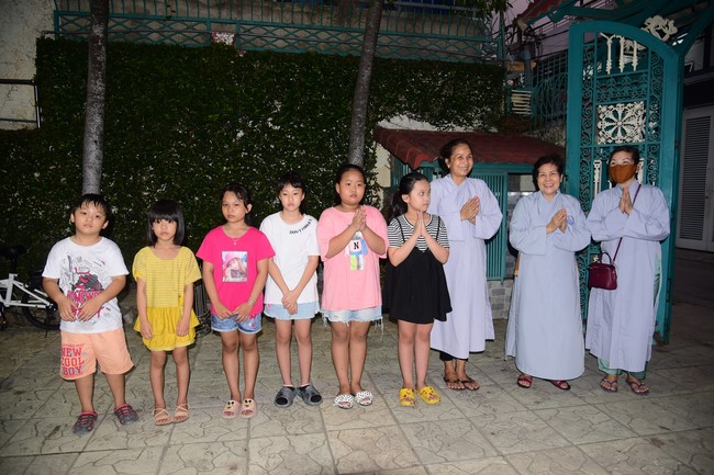 Trao gởi bằng tuyên dương cho Phật tử có thiết kế lễ đài, vườn Lâm-tỳ-ni