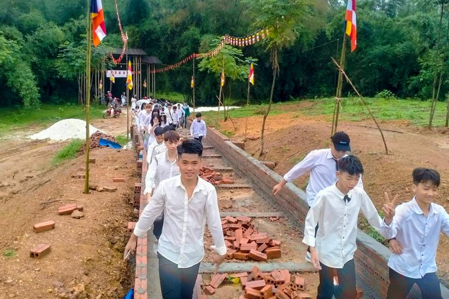 Primary School - Secondary School in Phu Thinh Commune to visit Dai Co Viet Pagoda
