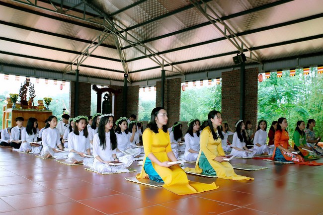 Primary School - Secondary School in Phu Thinh Commune to visit Dai Co Viet Pagoda