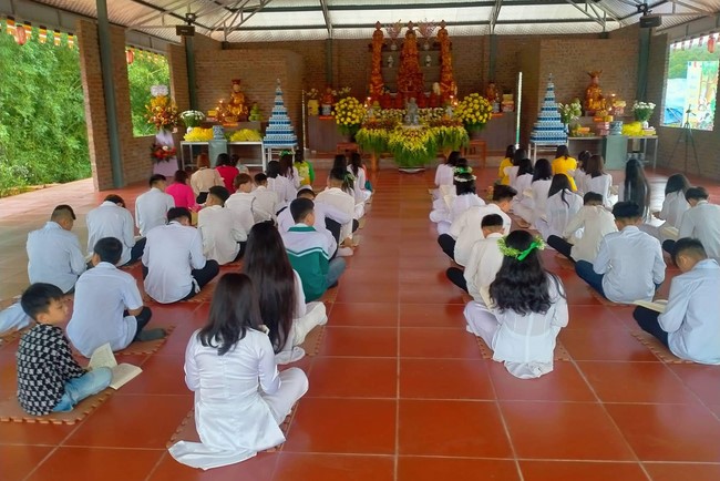 Primary School - Secondary School in Phu Thinh Commune to visit Dai Co Viet Pagoda