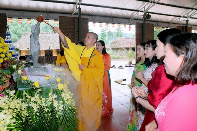 Primary School - Secondary School in Phu Thinh Commune to visit Dai Co Viet Pagoda