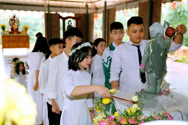 Primary School - Secondary School in Phu Thinh Commune to visit Dai Co Viet Pagoda
