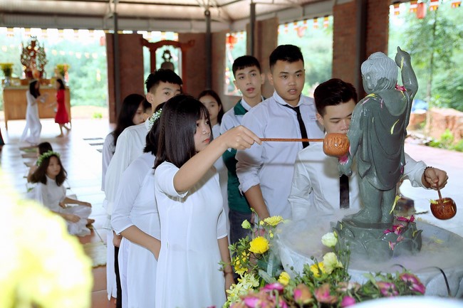 Primary School - Secondary School in Phu Thinh Commune to visit Dai Co Viet Pagoda
