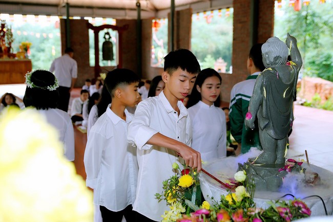 Primary School - Secondary School in Phu Thinh Commune to visit Dai Co Viet Pagoda