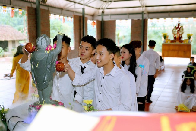 Primary School - Secondary School in Phu Thinh Commune to visit Dai Co Viet Pagoda