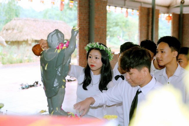 Primary School - Secondary School in Phu Thinh Commune to visit Dai Co Viet Pagoda