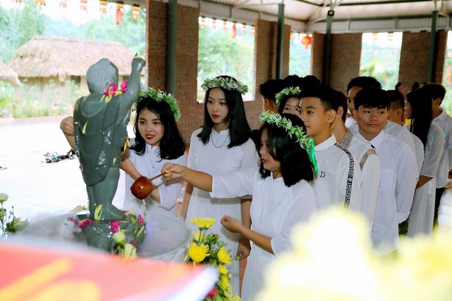 Primary School - Secondary School in Phu Thinh Commune to visit Dai Co Viet Pagoda