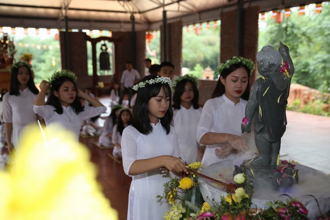 Primary School - Secondary School in Phu Thinh Commune to visit Dai Co Viet Pagoda