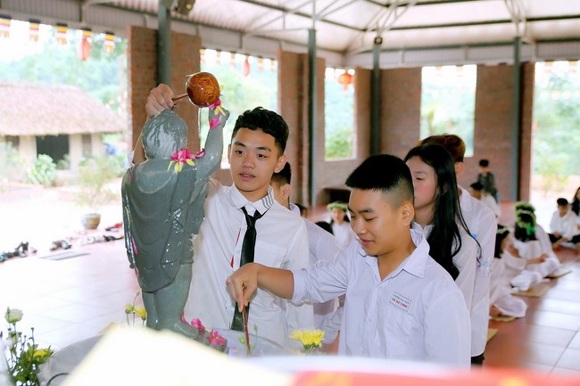 Primary School - Secondary School in Phu Thinh Commune to visit Dai Co Viet Pagoda