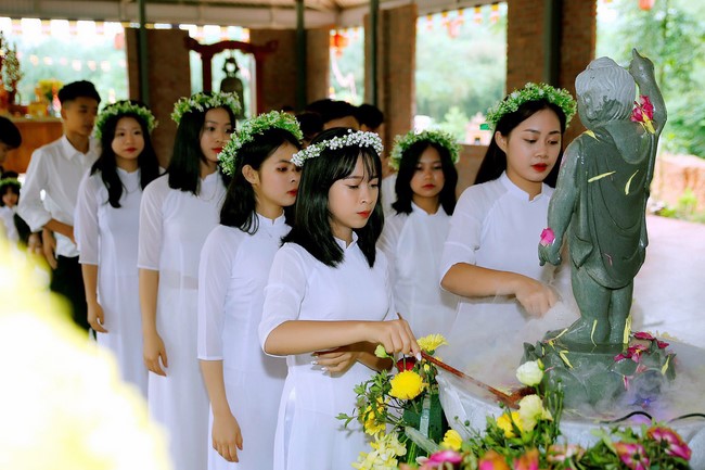 Primary School - Secondary School in Phu Thinh Commune to visit Dai Co Viet Pagoda