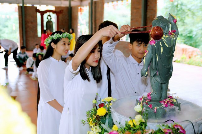 Primary School - Secondary School in Phu Thinh Commune to visit Dai Co Viet Pagoda