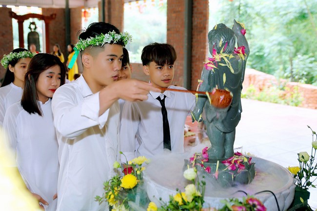 Primary School - Secondary School in Phu Thinh Commune to visit Dai Co Viet Pagoda