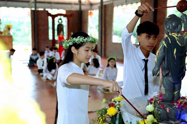 Primary School - Secondary School in Phu Thinh Commune to visit Dai Co Viet Pagoda