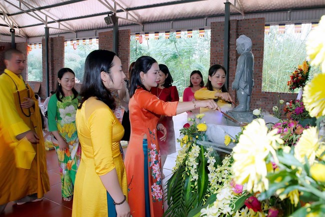 Primary School - Secondary School in Phu Thinh Commune to visit Dai Co Viet Pagoda