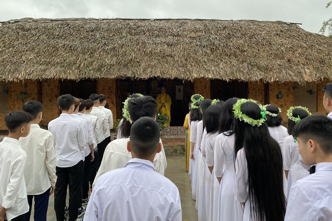 Primary School - Secondary School in Phu Thinh Commune to visit Dai Co Viet Pagoda