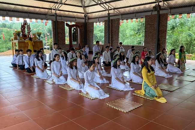 Primary School - Secondary School in Phu Thinh Commune to visit Dai Co Viet Pagoda