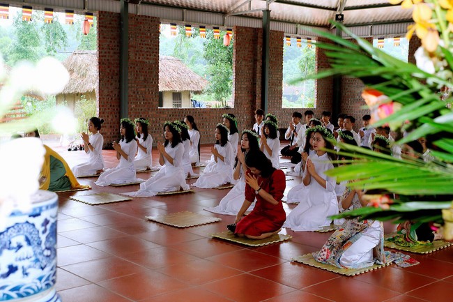 Primary School - Secondary School in Phu Thinh Commune to visit Dai Co Viet Pagoda