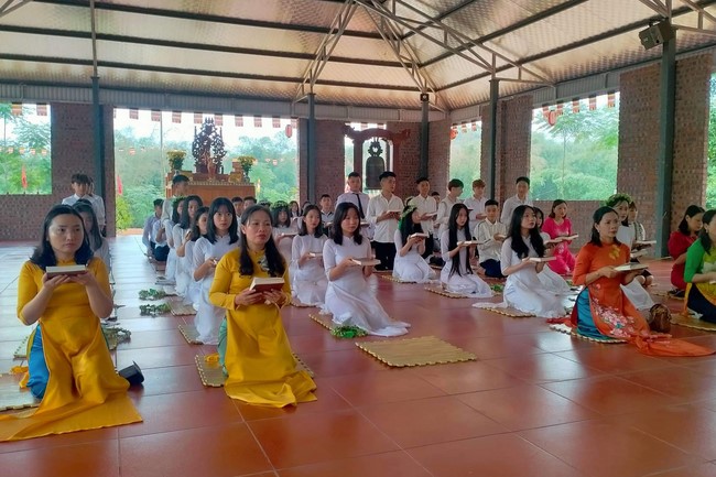 Primary School - Secondary School in Phu Thinh Commune to visit Dai Co Viet Pagoda