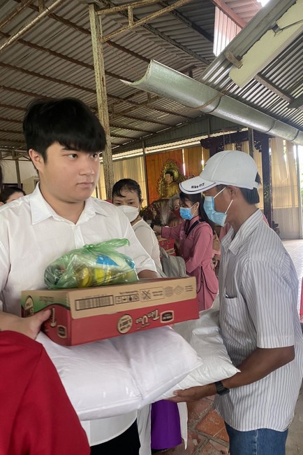 Charity activity of An Huong pagoda
