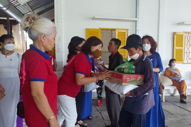 Charity activity of An Huong pagoda