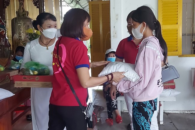 Charity activity of An Huong pagoda