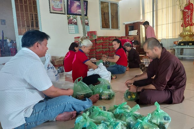 Charity activity of An Huong pagoda