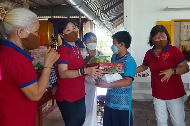 Charity activity of An Huong pagoda