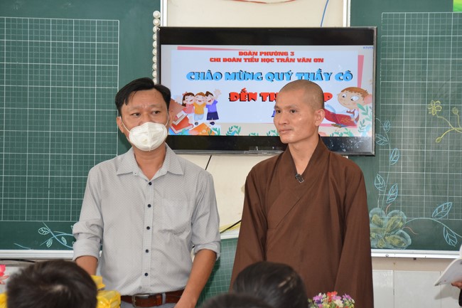 Book donation program for schools in Go Vap, Ho Chi Minh City.