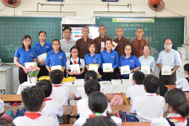 Book donation program for schools in Go Vap, Ho Chi Minh City.