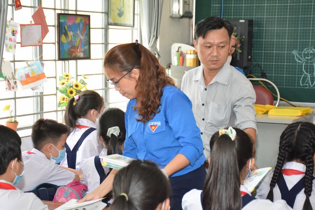 Book donation program for schools in Go Vap, Ho Chi Minh City.