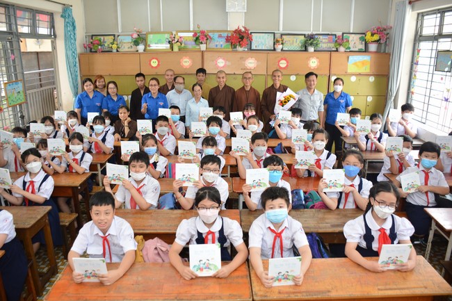 Book donation program for schools in Go Vap, Ho Chi Minh City.