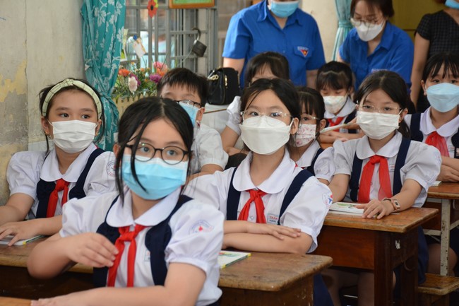 Book donation program for schools in Go Vap, Ho Chi Minh City.