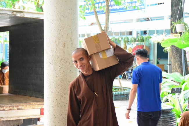 Book donation program for schools in Go Vap, Ho Chi Minh City.