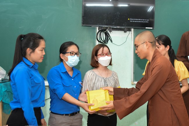 Book donation program for schools in Go Vap, Ho Chi Minh City.