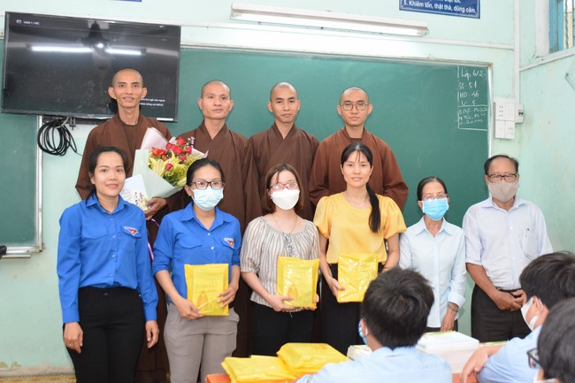 Book donation program for schools in Go Vap, Ho Chi Minh City.
