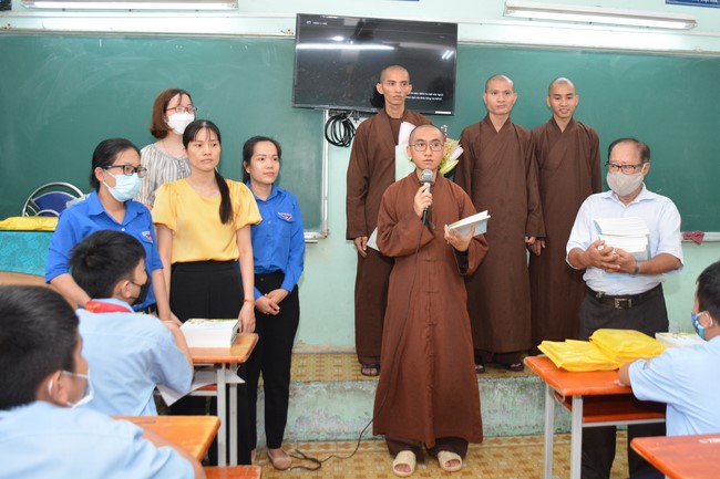Book donation program for schools in Go Vap, Ho Chi Minh City.
