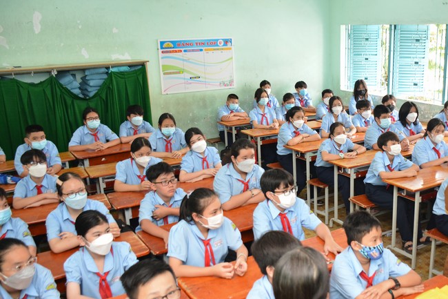 Book donation program for schools in Go Vap, Ho Chi Minh City.