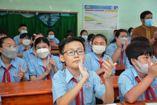 Book donation program for schools in Go Vap, Ho Chi Minh City.