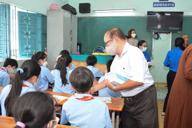 Book donation program for schools in Go Vap, Ho Chi Minh City.