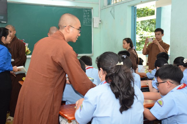 Book donation program for schools in Go Vap, Ho Chi Minh City.