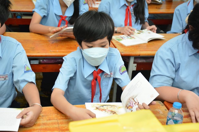 Book donation program for schools in Go Vap, Ho Chi Minh City.