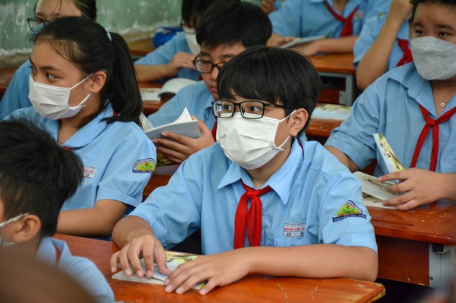 Book donation program for schools in Go Vap, Ho Chi Minh City.