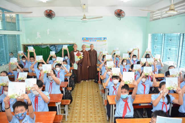 Book donation program for schools in Go Vap, Ho Chi Minh City.